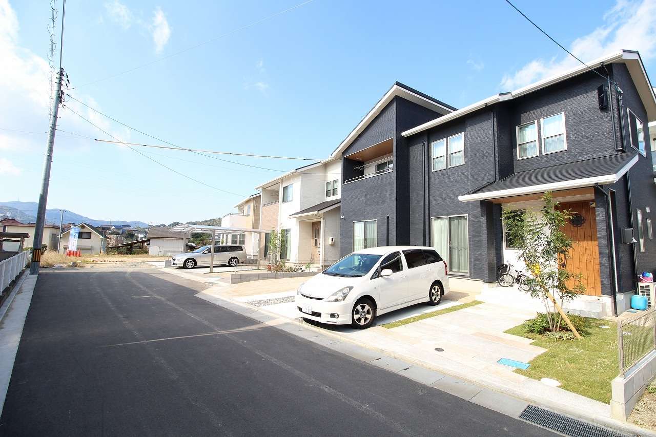 広島市安芸郡熊野町の閑静な住宅地「出来庭トナリテ」です。そこに建つ5戸の企画型分譲住宅の設備仕様は本当に特筆すべきものです。