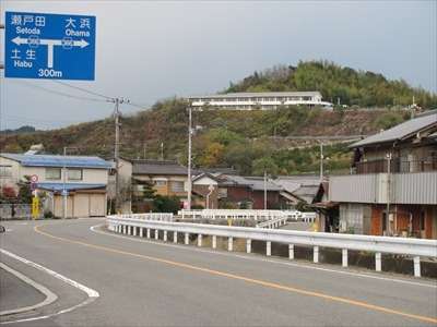 因島の北部重井町にサンワコーポレーションの運営する太陽光発電所があります。