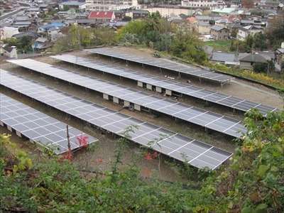 小高い丘の上には数多くの太陽光パネルが設置されており、常時発電を行っています。